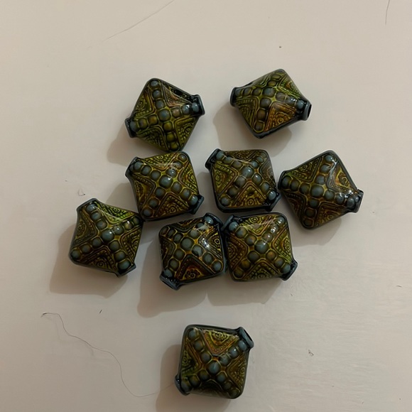 9 triangular color change beads - Picture 1 of 3